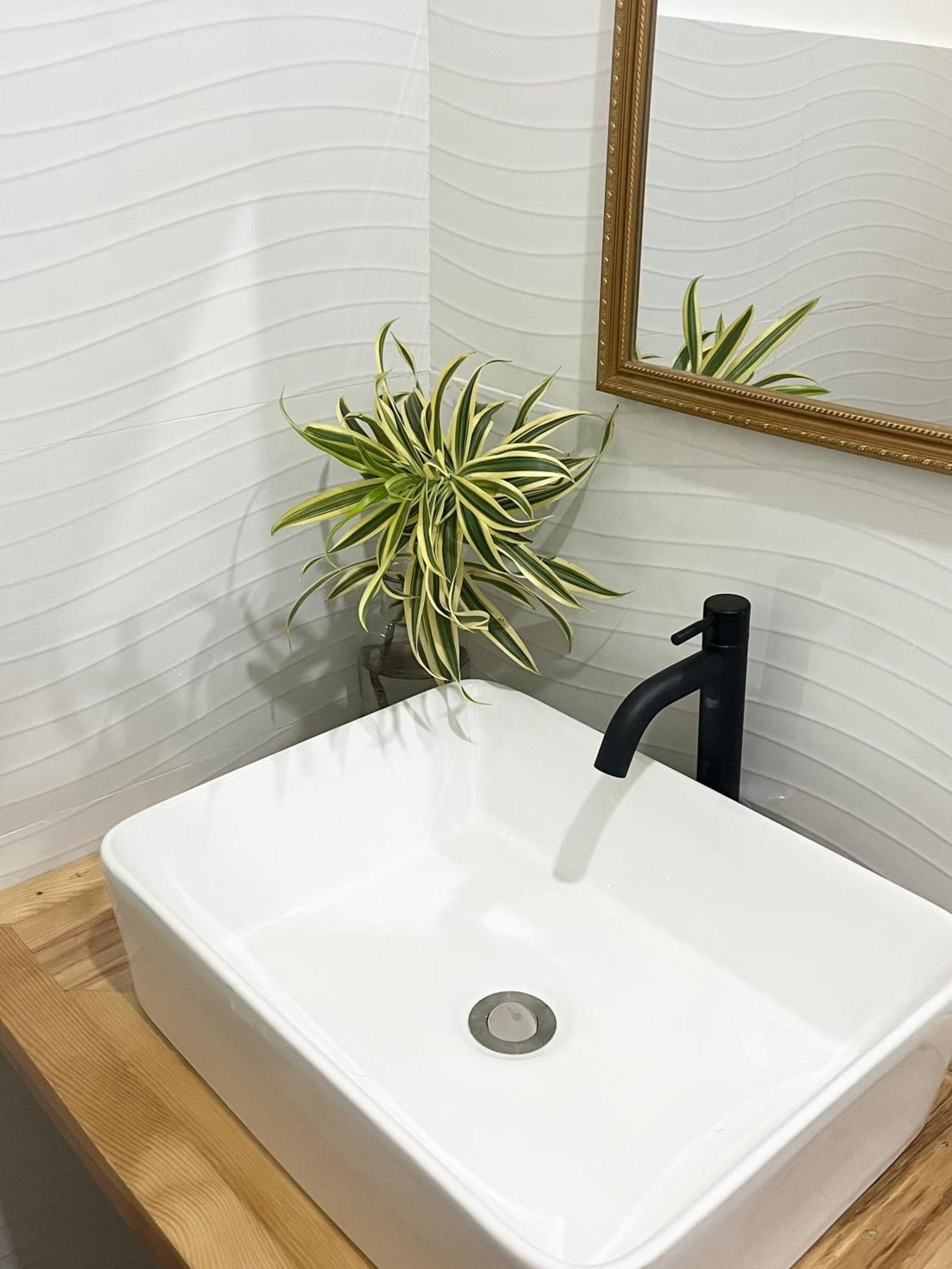 Sunnydale Apartelle -Room Accommodation Near Calatagan Beach Resorts باتانجاس المظهر الخارجي الصورة